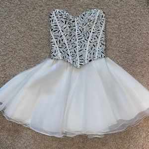 Nox Anabel White and Black Skater Dress